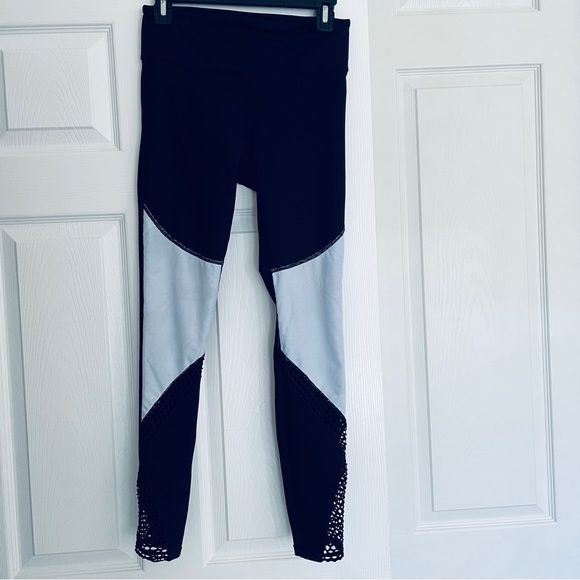 Fabletics  Powerhold fishnet clover leggings black size S - Picture 7 of 9